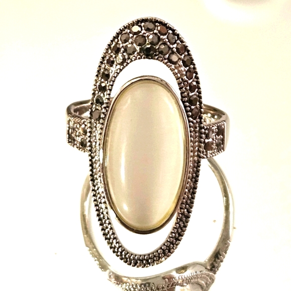 Elegant Silver Oval Ring - Picture 1 of 9